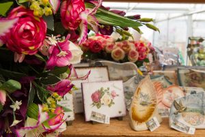 bouquet de fleurs et plaques