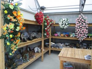 articles funeraires exposes en magasin