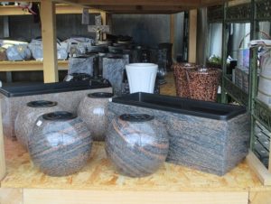 articles funeraires exposes en magasin
