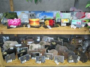 plaques funeraires exposes en magasin